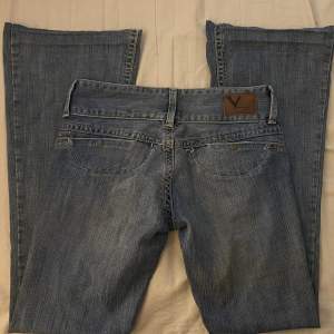 Säljer dessa fina jeans som jag tyvärr inte kan knäppa pågrund av mina höfter🥹,, så säljer dom vidare.🩵 Midjemått rakt över 38cm, Innerbenslängd 85cm.🩵