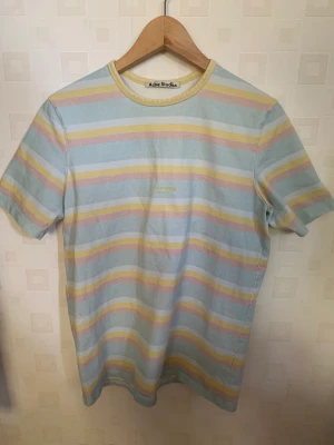 Acne Studios T-shirt Storlek S - I använt men gott skick, finns två fläckar man knappt ser på bild 3.  Perfekt sommartröja!