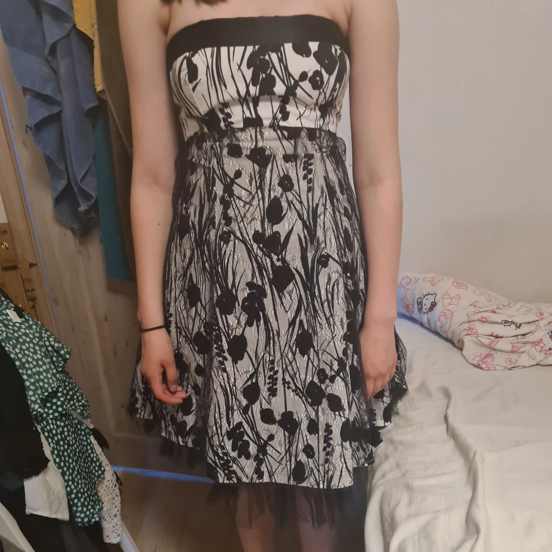 Off-shoulder klädning mönstrad svart-vit