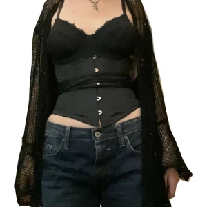 korsett - SÅ JÄÄKLA SNYGG KORSETT !!! Suuuperfint diskret mönster på korsetten ( se bild 2 )😸 