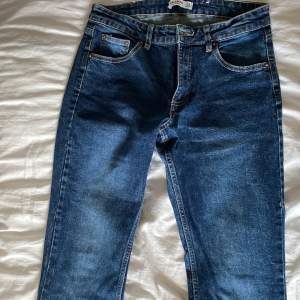 Lågmidjade jeans från pull&bear Storlek 38 200kr+frakt
