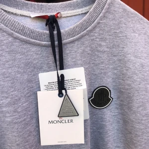 Moncler sweatshirt  - Nyskick aldrig använd, nypris 1499