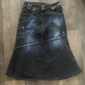 Y2k Maxi Kjol - Säljer denna skit cool och snygga maxi kjol. Säljer den eftersom den tyvärr aldrig har fått komma till användning. Storlek innuti står 38 men beronde på hur man vill att den ska sitta kan även mindre storlekar ha den👍🏻  Mått:  Midja - 88cm  Längd - 76cm 