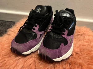 Adidas originals falcon - Fina, lite slitage finns men ser bra ut. Det står 36 men passar mig som har 37