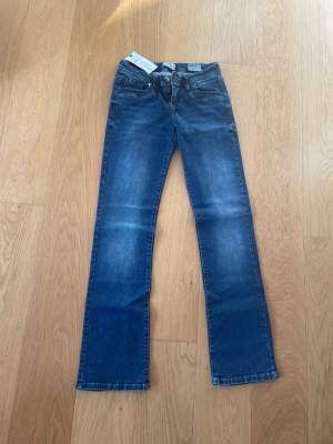 Tvär snygga Low waisted jeans från ltb! De är helt nya dock för stora och nyss ur påsen. Gick inte att retunera:( Lappar o sånt finns kvar och de är i modellen Valerie. 