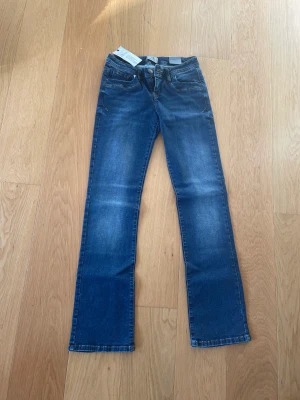Ltb lowwaist jeans - Tvär snygga Low waisted jeans från ltb! De är helt nya dock för stora och nyss ur påsen. Gick inte att retunera:( Lappar o sånt finns kvar och de är i modellen Valerie. 