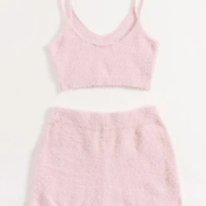 Top + matchande shorts - Aldrig använda (bara testat hemma)  Super sköna och fina! 