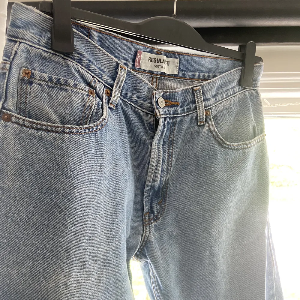 Levis jeans i modell 505. Inköpta secondhand! Skulle uppskatta storlek 32/30! Små defekter se bild. . Jeans & Byxor.