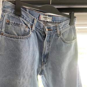 Levis jeans i modell 505. Inköpta secondhand! Skulle uppskatta storlek 32/30! Små defekter se bild. 
