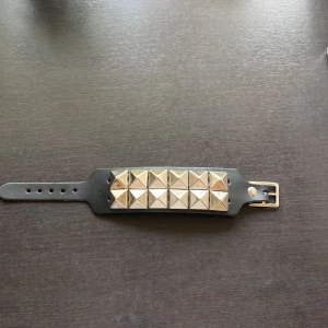 Nitarmband från bluefox - Justerbart nitarmband från bluefox som aldrig är använd. Inte riktigt min stil, så säljer vidare till den som vill ha😌 (Pris kan diskuteras)