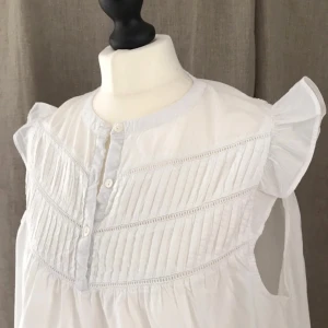 Sommarblus - Perfekt vit blus till sommaren från neo noir. Storlek 36/38💕