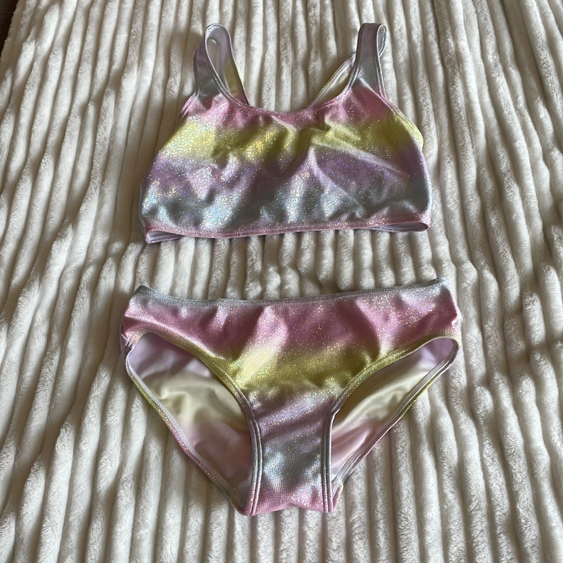 regnbågig bikini 
