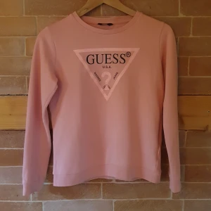 Guess tröja - Rosa guess tröja, knappt använd så skulle säga att den är i nyskick 😊