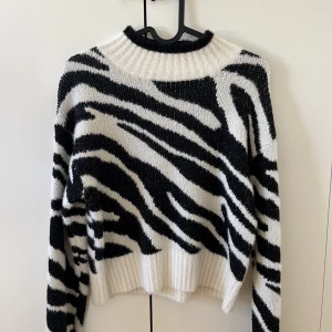 Stickad tröja  - Fin mönstrad stickad tröja från NA-KD💕har inga defekter🫶🏻