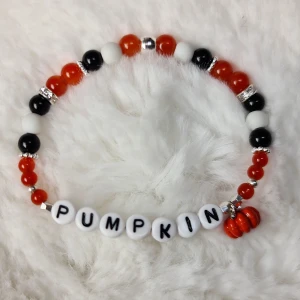 Pumpkin armband till Halloween  - Handgjort armband med halvädelsten (obsidian, howlit), glaspärlor och akrylbokstäver. 
