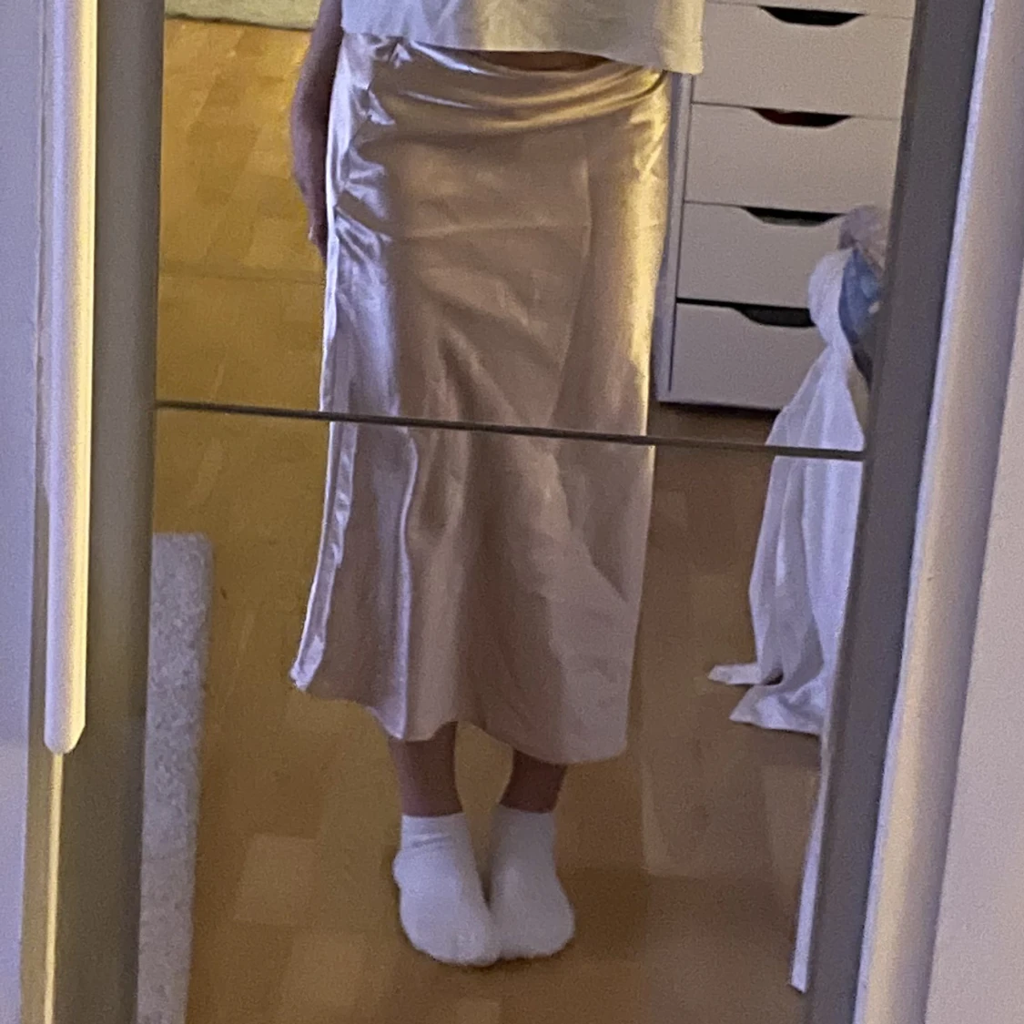 Midi kjol i satin  - 90