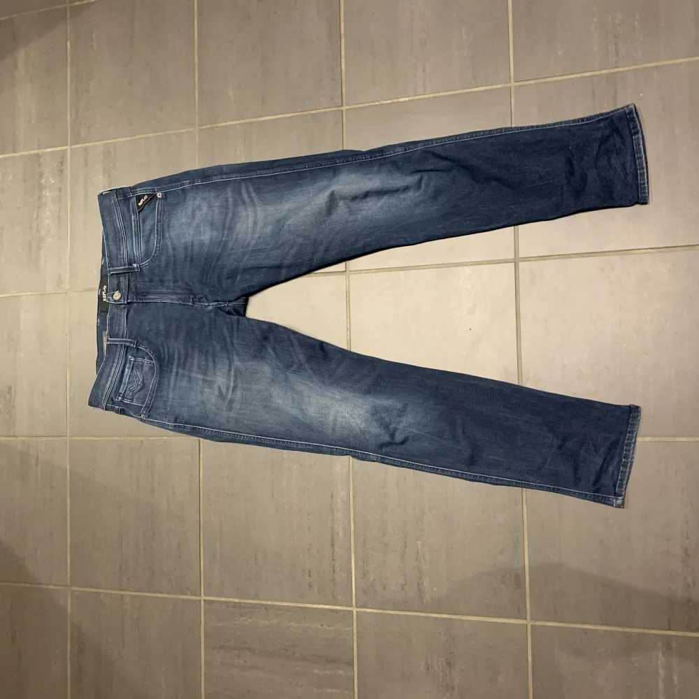 Säljer mina riktigt snygga replay anbass jeans i storlek 32/32. Längden passar dig som är mellan 175 och 185 ish. Hör av er om ni funderar över något 😁. Jeans & Byxor.