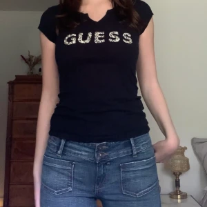 Guess T-shirt - Svart tight t-shirt med strass framtill från Guess! 💋