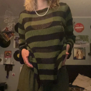 Grunge sweater - En väldigt luftig tröja, ripped på vissa ställen (som den ska va) genomskinlig så behövs en topp under, skönt och lite mer alternativt plagg, passar till de flesta underdelar, kjol och mörka byxor. mossgrön färg.
