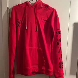 Off white hoodie - Säljer min off white hoodie som köptes på end i london för £370 2019. Jag har använt den 6 gånger och tvättat den 1 gång. Den har en extremt cool färg och nice passform. 