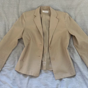 Kavaj - Säljer denna snygga blazer/kavaj från vintage hm, super fin🌸