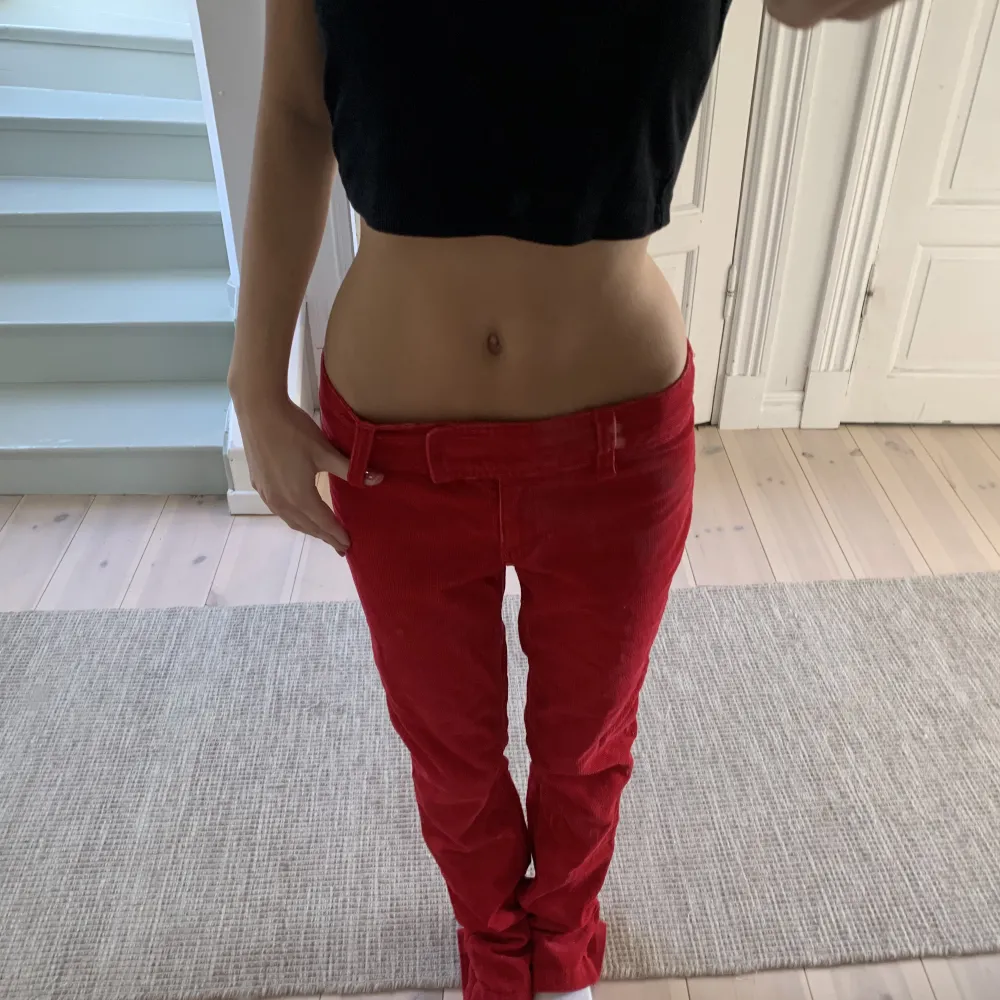 Säljer mina super snygga röda manchester byxor!! Använda någon enstaka gång och passar perfekt till fest🎉. Jeans & Byxor.