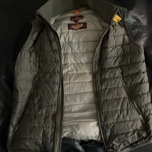 Parajumper väst  -  Ny pris: ca 3000 mitt 800 . Para jumper väst lite sliten men mycket mer att ge 
