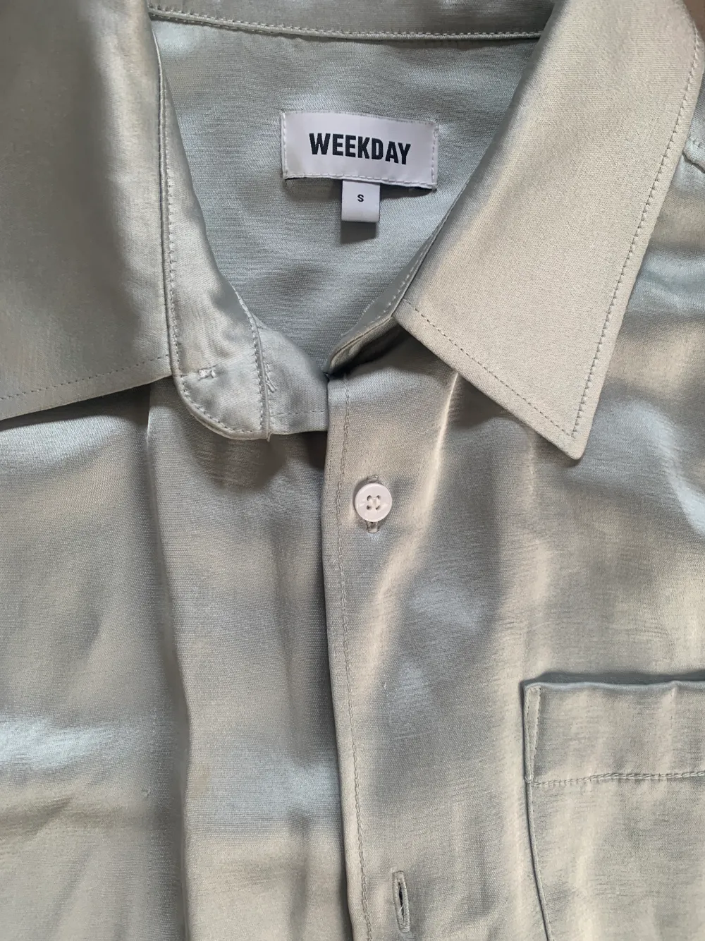 Mintgrön silkesskjorta från weekday knappt använd. Skjortor.