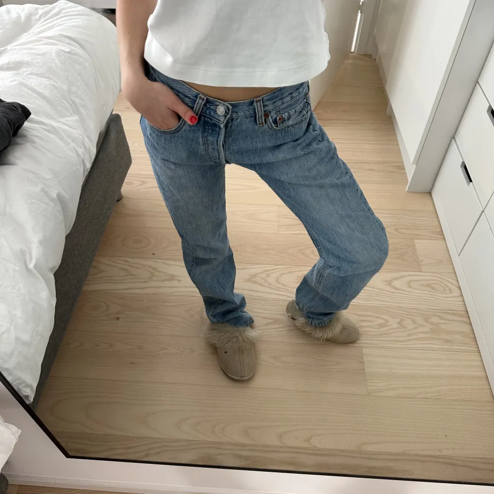 Så snygga jeans från Levis. Lååånga på mig som är 161. Passar 170+. Jag har vanligtvis storlek 32/34. . Jeans & Byxor.