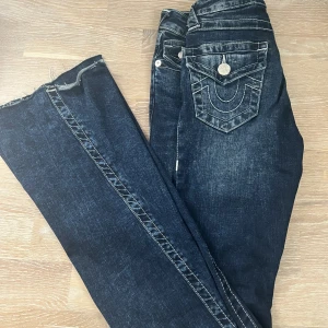 True religion jeans - Jag säljer ett par true religon jeans som sitter lowrise, de är nyköpta! original pris: 1500kr och är i storlek 24. Jag säljer de för att de är lite för långa för mig, (jag är 164cm) men tycker att de är super snygga!  Hör av er om ni vill ha fler bilder💓