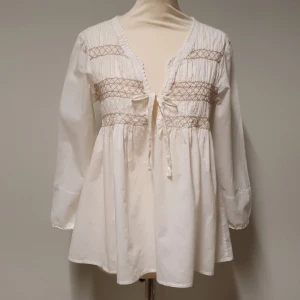 Odd Molly blus - Vit med smocktråd i beige. Storlek 3/L/42. Mycket fint skick. 