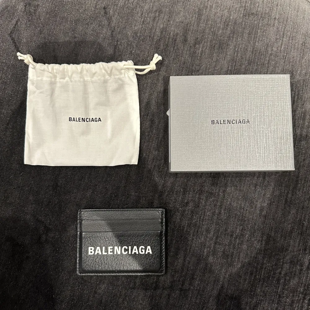 Balenciaga card holder i nyskick endast andvänd fåtal gånger. Skriv vid intresse.. Accessoarer.