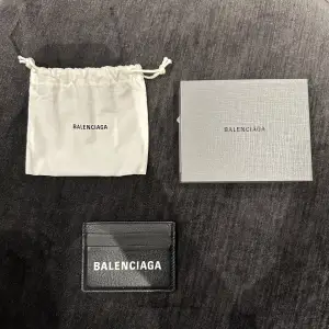 Balenciaga card holder i nyskick endast andvänd fåtal gånger. Skriv vid intresse.