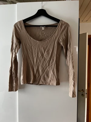 Tröja - Tröja från Hm som har spruckit höger bak Storlek Xs  Tvättas innan den skickas