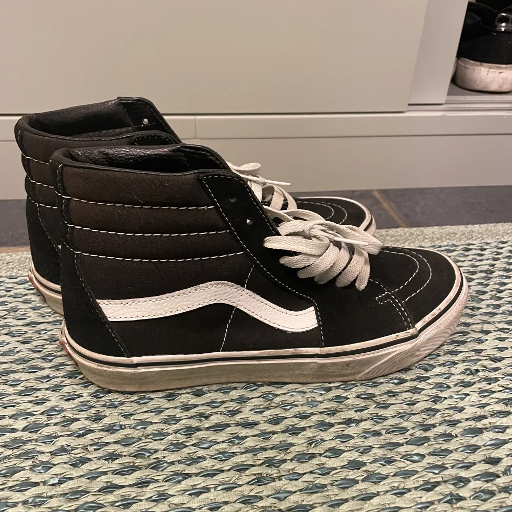 Super coola Vans!! Använda men i bra skick. Ska tvätta sulan å då ser den ut som nya! Perfekta nu till hösten! . Skor.