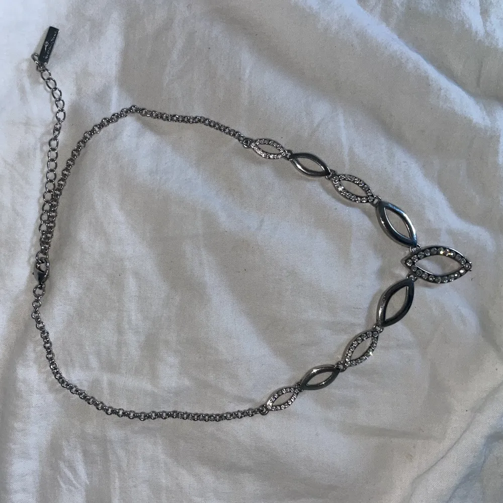 Säljer detta superfina halsband från Senso di Donna i nyskick. Köpte för runt 400 därav priset❤️. Accessoarer.