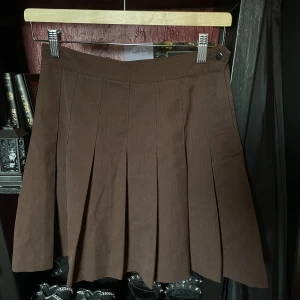 Brun kjol - Säljer denna då jag har en likadan och den är för stor för mig 🤎Aldrig använd och inga defekter vad jag ser🤎Färgen är som på första bilden🤎