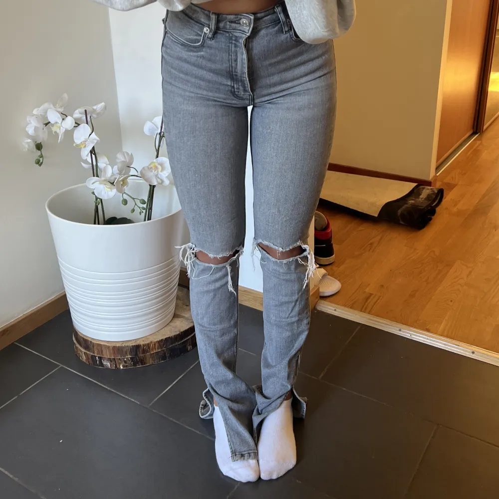 Jätte fina gråa jeans, använder dock inte längre! Jag är 160 cm och dom är lite långa på mig. Lite sönderslitna där bak vid hälen men annars i väldigt bra skick. . Jeans & Byxor.