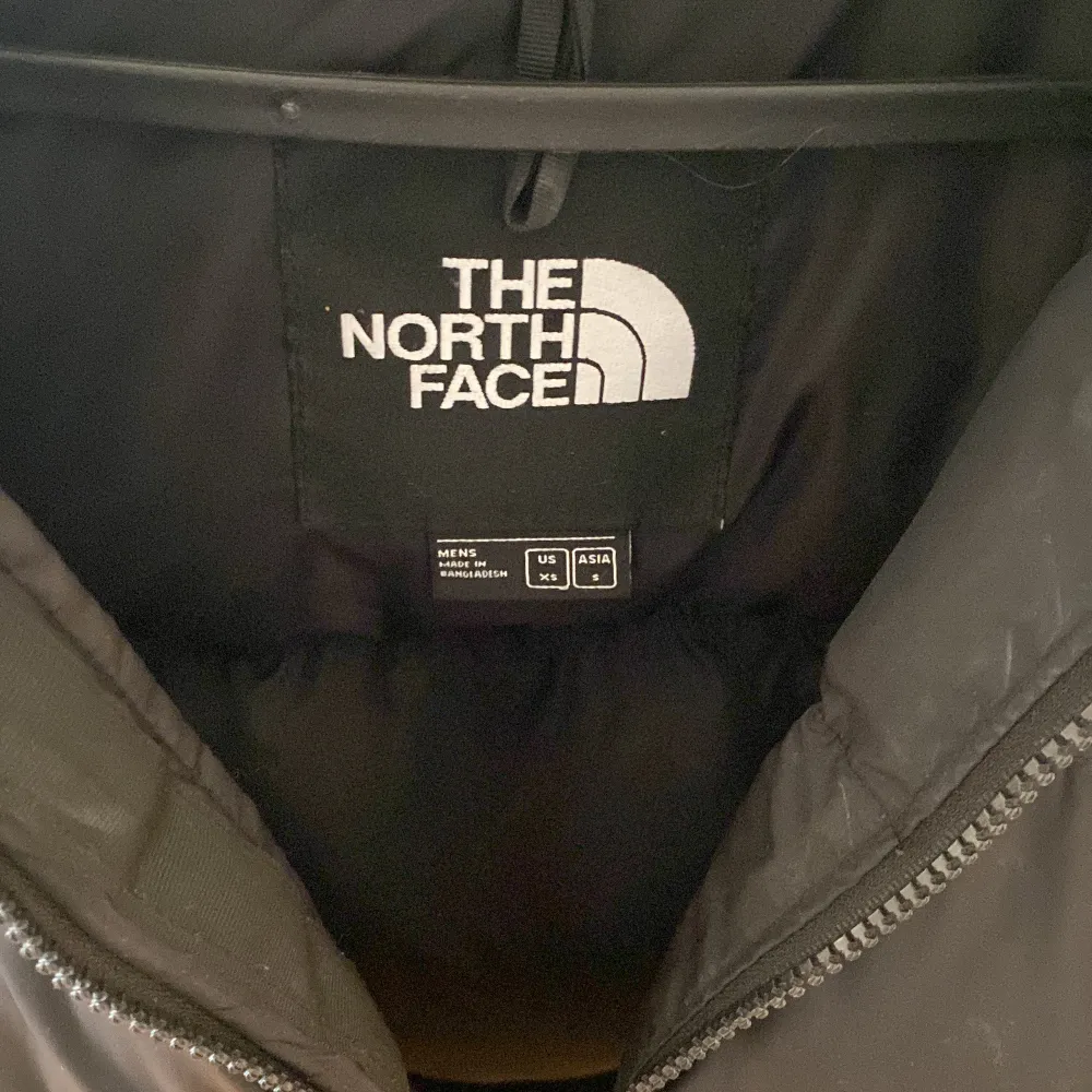 The north face jacka, 10/10 skick (avgör själv) ny pris runt 3,600, köpte den under julen för året och väldigt sparsamt använd jackan är i ca men jag tycker den passar mer som s , kom pm vid intresse.. Jackor.