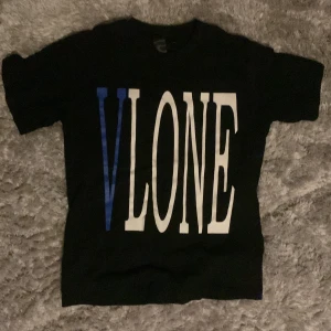 Vlone Black/Blue Snake V T-Shirt - Säljer en Vlone t-shirt i väldigt bra skick storlek S. Bara att höra av er. Mvh Sebbe