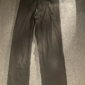 Svarta jeans  - Svara jeans storlek 140