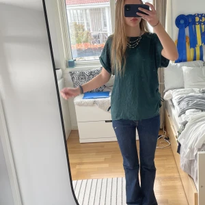 Cool T-shirt🤩💞 - Cool T-shirt i den perfekta gröna färgen, snören på sidorna som hår att justera💘💞