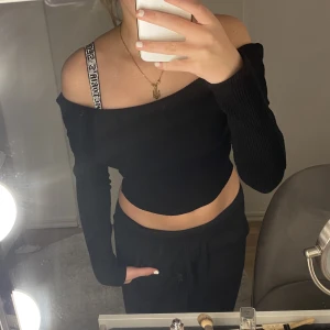 Off shoulder tröja  - Off shoulder tröja som aldirg är använd. Storlek XS men passar S. Köpt på Gina Tricot för 300kr säljer för 200 plus frakt. Hör av dig vid frågor 