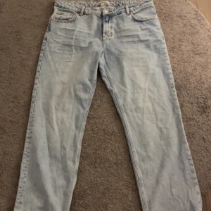 Byxor - Storlek 44, lågmidjande Är väldigt små och korta i midjan.  Aldrig använt dom.  Köpte dom för ca 299kr