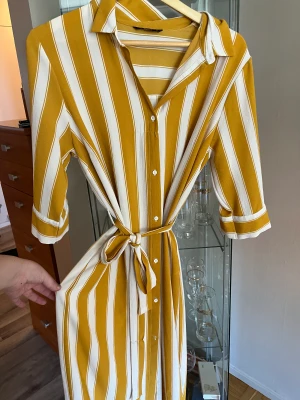 Skjort klänning  - Knappt använd. Bara hängt i garderoben  ord pris 399