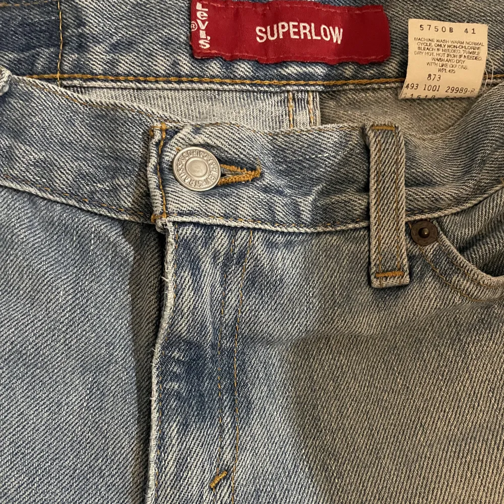 Säljer mina superfina Levis bootcut med låg midja i stl S. Säljer då dem inte kommer till användning. Köpt för 600kr på Sellpy!🤍. Jeans & Byxor.