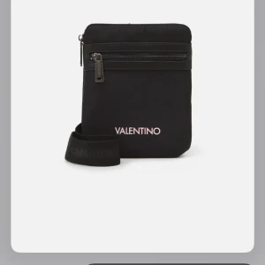 Valentino axelväska  - Säljer denna axelväska i bra skick