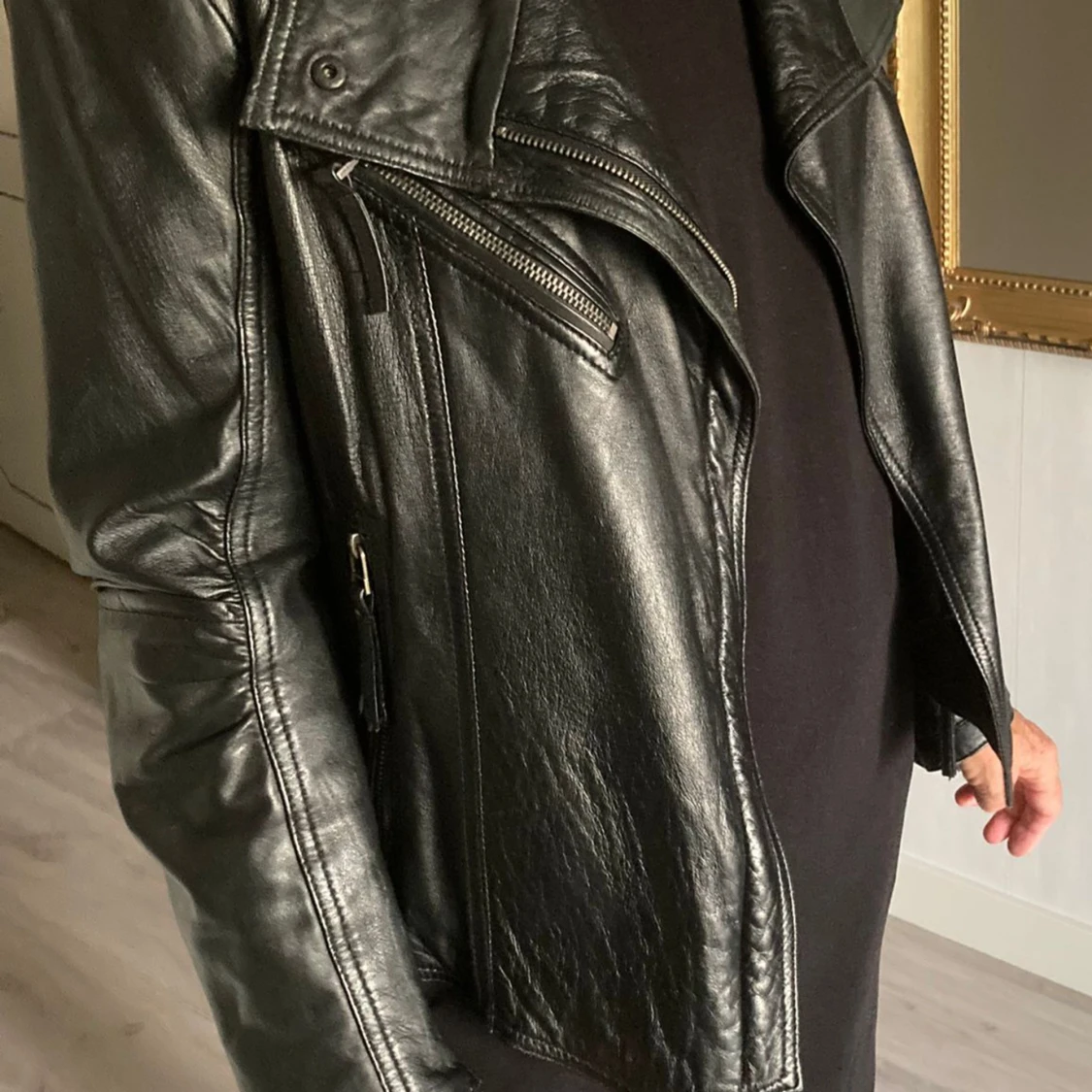 Svart läderjacka i mjukt nappaskinn.