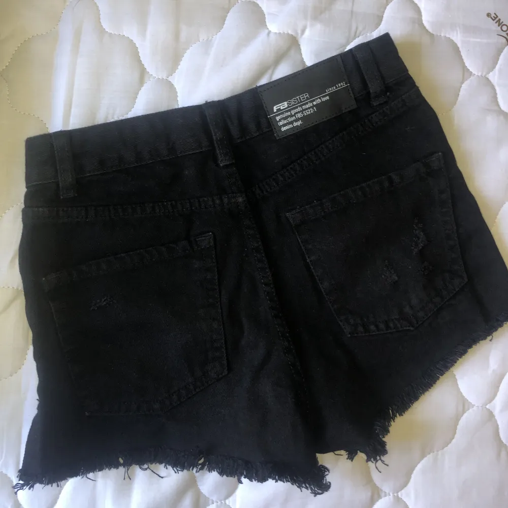 Svarta håliga shorts, med en slits på vardera sida se bild 3. Aldrig använda storlek XS. Shorts.