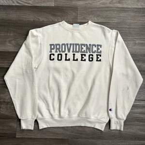 Champion Providence Sweatshirt  - Snygg college sweatshirt från champion i storlek S! Bara att skriva om du undrar över något🙏